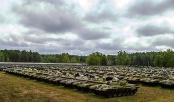 Вы слишком много причин написали. На самом деле, главная причина упомянута в самом начале - СССР работал на войну, а всё бытовое выпускалось по остаточному принципу. Поэтому были поля заставленные танками и не было нормальных автомобилей. Строили базы в других странах,но не хватало денег построить фабрики пошива одежды..