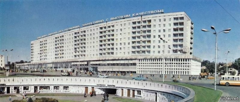 4-я, донецк, площадь коммунаров, подземный переход и гастроном "ленинград", а сей час там находится "золотая кастрюля", просто хохлопитеки изуродовали красивое место...