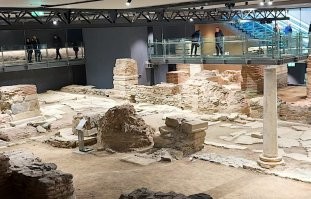 Станция метро в Салониках, вход и выход через пласт истории Древней Греции