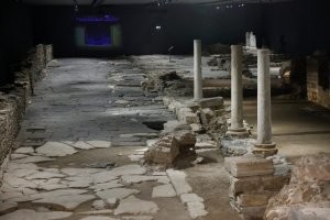 Станция метро в Салониках, вход и выход через пласт истории Древней Греции