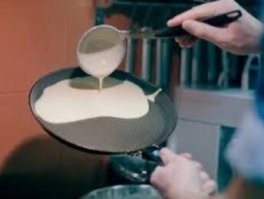 Это тоже читерная фигня! У меня отец без всяких приспособ жарил на большой чугунной сковороде и блины выходили тоненькие, ровные, как на подбор - хоть на стену вешай!