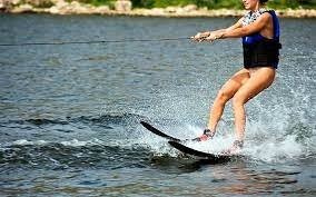 Ему надо было сперва водные лыжи надеть. Рыбка его бы покатала.