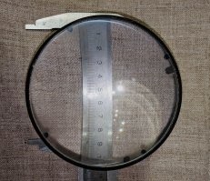 На заднем плане "Нева". Рассчитан на негатив 6х9. Конденсор 11 см. Бревно можно было запалить на солнышке. Из корпуса увеличителя шикарный "Бендер" получается, если напялить на него газосварочную маску.