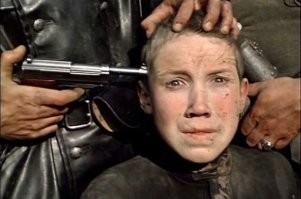 Кравченко Алексей.
После Флёры в Иди и смотри, окончил ПТУ в Москве, 3 года срочной в ВМФ.
В 22 года поступил в Щуку