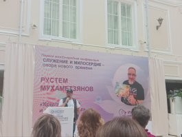 О, прям отдельная тема для дискуссии. Я, например, делаю добрые дела и о них рассказываю. Но я сам по себе экстраверт, социальный человек. Я буду что то рассказывать, даже если и не буду делать добрых дел. А тут кому то помогу примкнуть к тем кто делает,  тем, кто не знает куда силы приложить, может получится тему найти. Кого то сподвигну вообще и о других подумать. Вот чувак нарисовал, поделился хорошим делом и с нами в том числе. Что в этом плохого? Это риторический вопрос, кстати, не требует ответа.