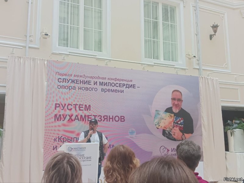 О, прям отдельная тема для дискуссии. Я, например, делаю добрые дела и о них рассказываю. Но я сам по себе экстраверт, социальный человек. Я буду что то рассказывать, даже если и не буду делать добрых дел. А тут кому то помогу примкнуть к тем кто делает,  тем, кто не знает куда силы приложить, может получится тему найти. Кого то сподвигну вообще и о других подумать. Вот чувак нарисовал, поделился хорошим делом и с нами в том числе. Что в этом плохого? Это риторический вопрос, кстати, не требует ответа.