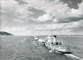 Толкач с баржами на Волге. 1975г.