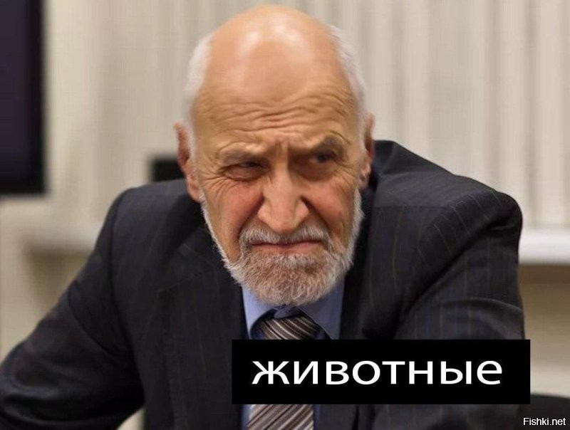 Парочка занялась сексом в воде рядом с купающимися людьми