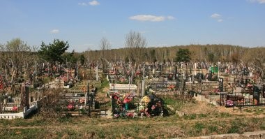 Те, что ездили с иконами, помечены крестами.