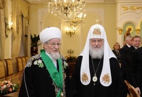 Опять обрезанный на "нужном" месте видосик? 
Заключительные слова Гавриила - " И если им прикажет мулла в один прекрасный день вырезать москвичей, поверьте мне, они это быстро сделают. Потому что МВД не успеет даже пикнуть и справиться. И результат будет очень печальный. Почему они сильны? А вот я говорю ещё раз: потому что они скреплены единственной скрепой - это вера. Пусть она даже неправильная, но это вера."
Именно за эти слова и наказали Гавриила. За утверждение, что ислам неправильная вера.
Игумен Гавриил был отстранён от "должности начальника Сочинского подворья Валаамского монастыря и приписного скита с 5 июня 2025 года".
Наверное Гавриилу стоило разделять пришлых мигрантов-исламистов от своих, российских мусульман. А в России миллионы мусульман издавна проживают. Татарстан, Сев.Кавказ... И они не считают себя неправильными верующими.  Слова Гавриила идут вразрез со словами и установками патриарха.

Патриарх Кирилл ратует за укрепление связей православной церкви с мусульманами России. Как отметил Первосвятитель на заседании Высшего Церковного Совета, Русская Православная Церковь солидарна с представителями ислама «по многим вопросам, в первую очередь таким, как защита традиционных ценностей, в том числе семейных, укрепление начал милосердия и справедливости в жизни общества».
Предстоятель Русской Церкви также отметил, что развитие отношений с мусульманами, в т.ч. в рамках Экспертного совета при Патриархе по взаимодействию с исламским миром, сегодня «приобретает особую важность еще и потому, что попытки навязывания ложных ценностей, особенно в семейной сфере, являются общим вызовом и для нас, и для них».
В целом, как заключил Первосвятитель, у православных и мусульман много тем для совместной работы.
Если ислам - неправильная вера, то зачем Кирилл посещает заседания Группы «Россия - Исламский мир».
Слова Кирилла - "Развитие уважительного диалога между религиозными общинами, направленного на утверждение традиционных нравственных основ в жизни людей, является важным вкладом в совместное свидетельство современникам о высоких идеалах мира и любви, сострадания и милосердия."
Ни разу патриарх не говорил о неправильной вере.

Ну и последнее - игумен Гавриил просит не разжигать протестов вокруг его имени...