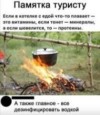 Женщина обнаружила большое количество червей в клубнике с огорода