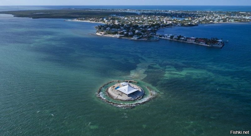 Остров самодельный, "East Sister Rock Island",  сделал Клаус Меклер в 70-х годах (тогда законодательство не запрещало подобное) в 3-х минутах от Флориды. То есть полста лет отстоял. Периодически продаётся, около 15 млн.