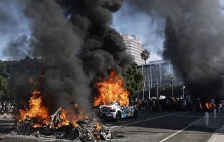 6 июня 2025 года в округе Лос-Анджелес, штат Калифорния, США, начались протесты против иммиграционных рейдов. Акции протеста стартовали в Лос-Анджелесе после того, как иммиграционная и таможенная полиция США (ICE) провела аресты нелегальных иммигрантов в нескольких районах города!
Мы тоже дожидаемся?