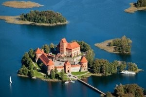 Бывали и там , да красиво не спорю . Литва Тракай , получше всем бы запомнился . Бывал пару раз там у жены братика домик есть . Вода кстати хорошая и судя по сонарам и глубина ,  по вечерам выходил рыбачил когда силы были в промежутках между бухаловом :)