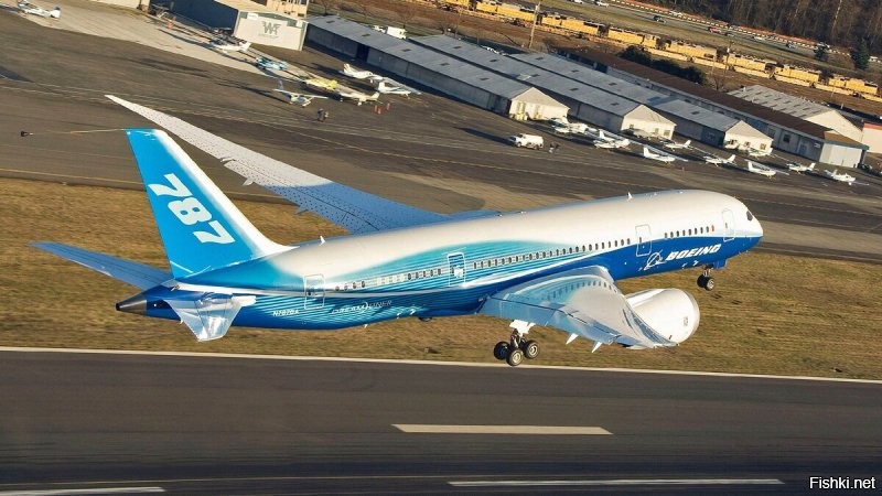 У 787 скромные закрылки. Он не выпускает такой бороды, как 737 или A320. Но по видео есть ощущение, что крыло совершенно прямое.
