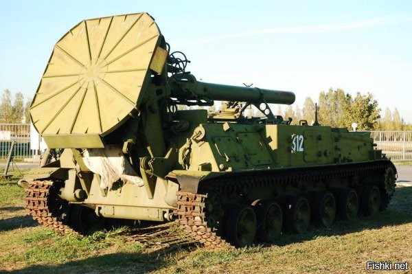 12 июня 2025 07:10



Военнослужащий "Востока" рассказал о преимуществах российского "Тюльпана"



Группировка войск "Восток" использует на южнодонецком направлении расчеты самоходного миномета "Тюльпан". О преимуществах установки рассказал в эфире "России 1" один из бойцов ВС РФ.
Мощный "Тюльпан" бьет на расстояние в 20 километров. Калибр – 240 миллиметров. Одна мина весит 230 килограммов. Чтобы погасить энергию во время стрельбы, используется специальная платформа.

"Сила удара очень большая, и вся плита берет на себя весь удар", – сказал российский военный.

Ранее наводчик орудия рассказал, почему украинцы боятся метких мощных выстрелов  самоходного миномета "Тюльпан".

Красивое название мощного миномета "Тюльпан"