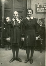 Ученицы средней женской школы № 43 Фрунзенского района Москвы. 1950ые.