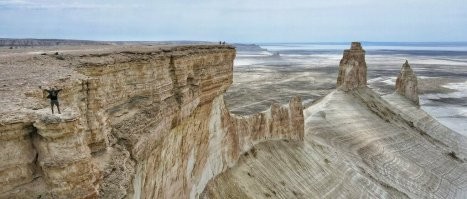 Мы все влюблены в Шевченко! Это лучший город на Марсе )) Шутка )) Хотя, если поехать в глубь полуострова, впечатление будет именно таким ))