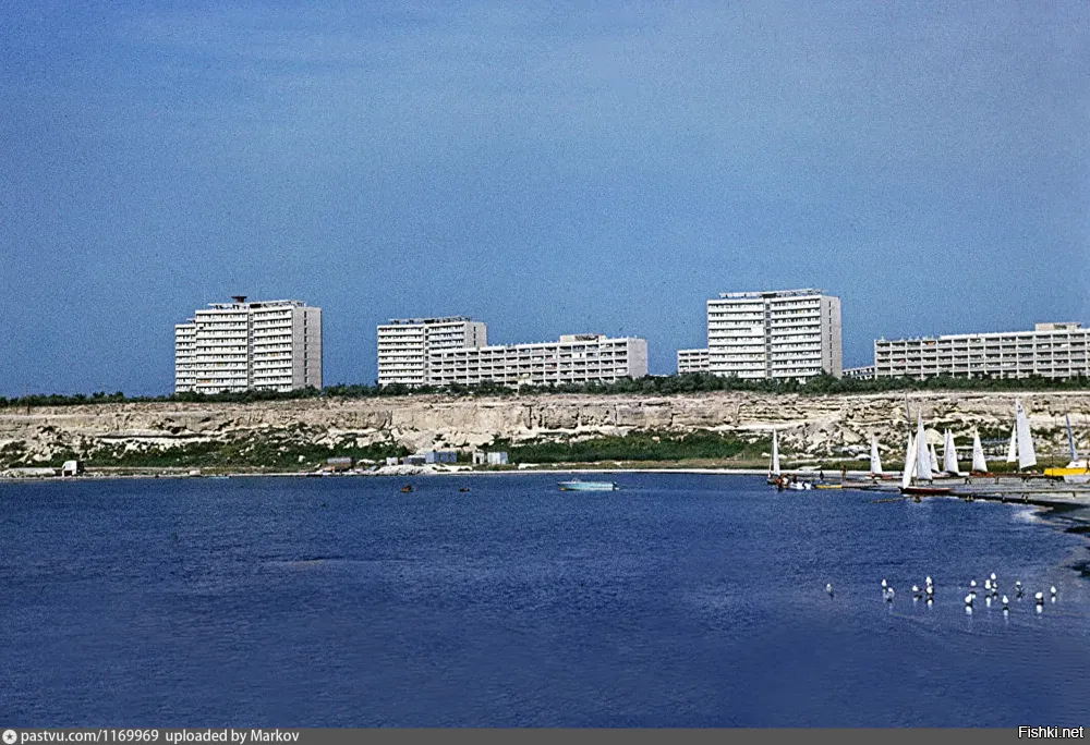 Мы все влюблены в Шевченко! Это лучший город на Марсе )) Шутка )) Хотя, если поехать в глубь полуострова, впечатление будет именно таким ))