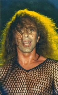 Парень в странном наряде подсел в машину к мужчине