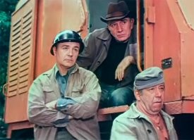 А как вам режиссерский ход  в комедии "Раз на раз не приходится", где один изображен в образе американца, другой - англичанина, третий то ли француз, то ли итальянец, и они нашли в старом доме в русской печи золото РИ. 
Какая глубина, какой символизм. Это однозначно недооцененное полотно...