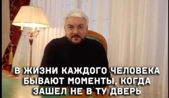 Парень в странном наряде подсел в машину к мужчине
