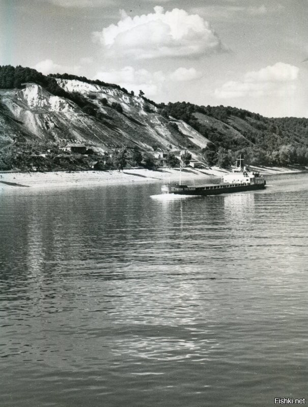 Самоходная баржа Тихон Третьяк на Волге. Июнь 1963г.