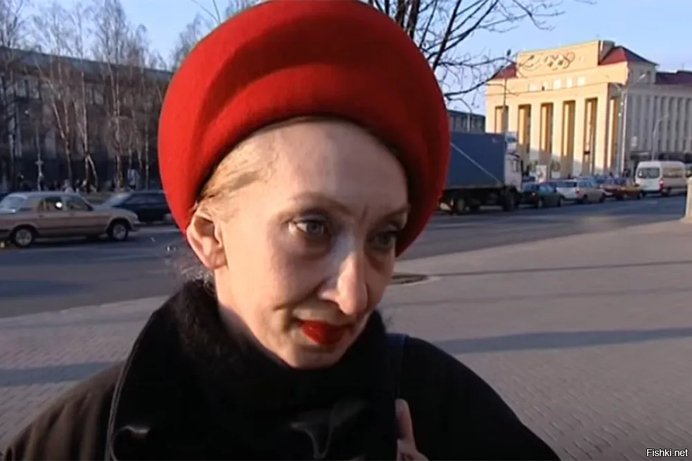 асуждает