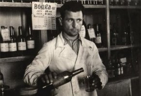 А вот здесь, судя по ценнику, примерно 91-й год, когда уже инфляция началась разгоняться...