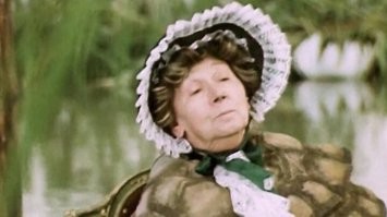 Переиграла и уничтожила: черепаха утащила всю тарелку с вкусняшками