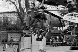 Карусель его промчит, музыкой звеня
И в запасе у него останется пол дня
Останется пол дня!