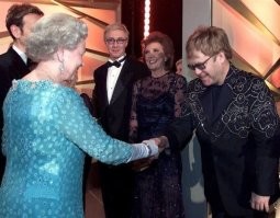 Хм.
Я бы на его месте призадумалсся.

Это реально честь быть английским "рыцарем"?
 
Непросто находиться среди таких "рыцарей"