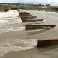 А обратно как? На другом берегу второй мужик по такой же железке лупит? ))