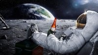 Я не совсем понимаю как он сидит с открытой бутылкой на луне? Я про открытую бутылку и как он пьёт?