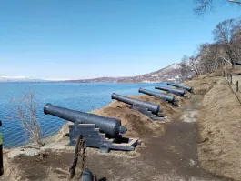 Место одной из батарей на месте боя, сейчас там парк с памятными табличками и обелиском.