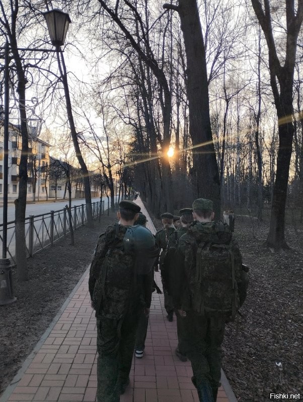 Сентиментальный, что ли, стал уже. Ноги ноют до сих пор после вчерашнего марш-броска с ребятишками. Посчитал только что, оказалось, что их суммарный возраст всё равно меньше моего))) Пару рюмок принял, чтоб ноги отпустило)
Вот, это в голове само родилось, когда мы на  районной "Зарнице 2.0" самые сложные этапы подготовили и провели:
Я уже не могу воевать.
Да и раньше почти не умел.
Только воздухом просто дышать,
Оставаясь совсем не у дел
Не могу. Может, время пришло,
Так дожить, чтобы из носу - кровь.
Как мой папа однажды сказал:
"Ты найди в своей жизни любовь".
Вот они, вот мои "пацаны"
Хоть девчонок средь них большинство)))
Буду дальше жить лучшие дни
Коли так под конец повезло!