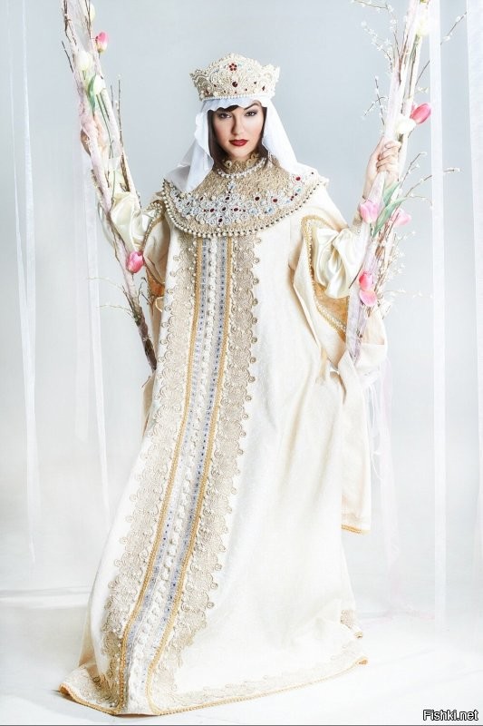 Просто Сашка очень любит новый год и наверное даже русский