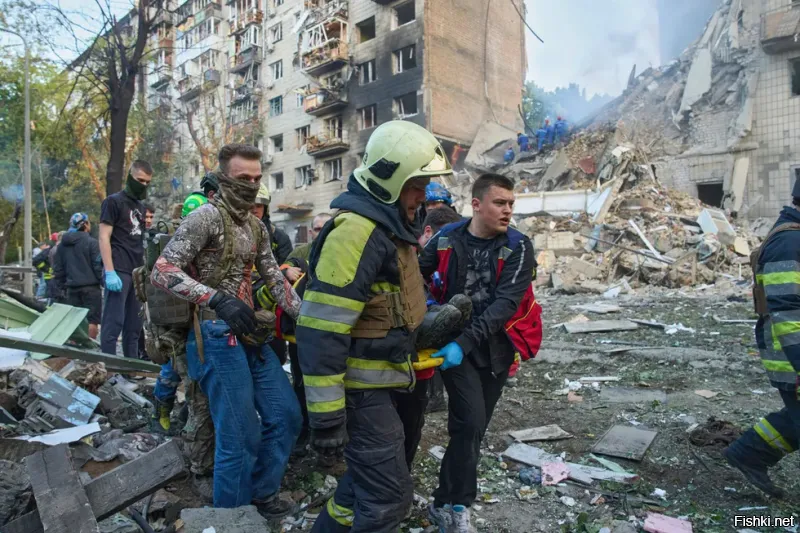 В этом подъезде жилого дома кто был, нацики или радикалы.