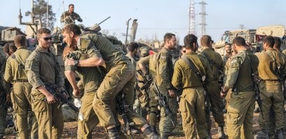 На первой, сгенерированной ИИ картинке  израильские армейские мундиры слишком хорошо выглядят. В действительности мобилизованные с гражданки резервисты выглядят примерно так