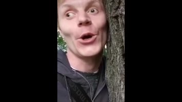 Женщина общается с орешником