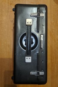 Кому интересно, в родном кейсе эта легендарная штуковина выглядит так. (запах новеньких ремней натуральной кожи на фото не передать.)