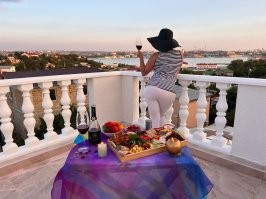 Так море не только в Адлере и Сочи есть) Я за свою жизнь в каких только местах и курортах ни побывала. Но лично для меня такой отдых тюлений- не торт. Потому всю жизнь лучшим местом для отдыха считаю Севастополь и Крым. Вот где кайф)