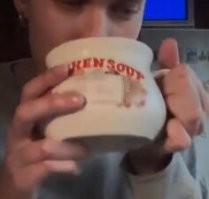 У меня точно такая бульонница. Лет 30 назад подруга подарила. Они до сих пор продаются, что ли? Или ей в наследство досталась?  )))