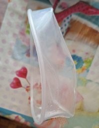 разогрел кусок курицы гриль в микроволновке. контейнер пришлось выкинуть - его как будто раздавило давлением! крышка разумеется была открыта...