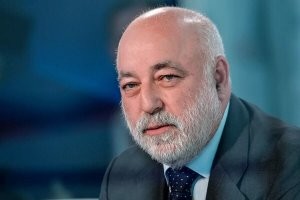 Оформили сделку по продаже аэропорта быстро. В январе 2012 года власти заключили соглашение с инвестором, в апреле ФАС дала добро. А в июне контора господина Вексельберга получила контроль над Курумочем.
Управляющей компанией аэропорта является АО УК «Аэропорты регионов». И вот ей-то «Ренова» как раз и владела через кипрскую Fulgate Consultants Limited. Но в 2020 году 100% акций перешли к компании «Ретранс», зарегистрированной в Екатеринбурге, по всей видимости, как раз под эту сделку. На тот момент (и, по всей видимости, сейчас   иной информации нет) 90% акций фирмы принадлежали Владимиру Резеру, который до начала 2000-х годов работал на руководящих постах в «Ренове», а 10%   менеджменту УК «Аэропорты регионов».
На сегодняшний день под управлением УК «Аэропорты регионов» находятся еще 9 аэропортов: Екатеринбурга, Нижнего Новгорода, Саратова, Ростова-на-Дону, Нового Уренгоя, Петропавловска-Камчатского, Благовещенска, Оренбурга и Тобольска.
Владелец "Реновы" киприот Вексельберг!