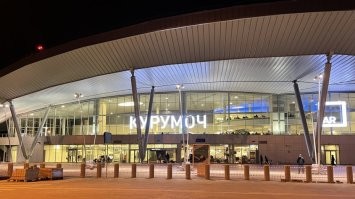 Оформили сделку по продаже аэропорта быстро. В январе 2012 года власти заключили соглашение с инвестором, в апреле ФАС дала добро. А в июне контора господина Вексельберга получила контроль над Курумочем.
Управляющей компанией аэропорта является АО УК «Аэропорты регионов». И вот ей-то «Ренова» как раз и владела через кипрскую Fulgate Consultants Limited. Но в 2020 году 100% акций перешли к компании «Ретранс», зарегистрированной в Екатеринбурге, по всей видимости, как раз под эту сделку. На тот момент (и, по всей видимости, сейчас   иной информации нет) 90% акций фирмы принадлежали Владимиру Резеру, который до начала 2000-х годов работал на руководящих постах в «Ренове», а 10%   менеджменту УК «Аэропорты регионов».
На сегодняшний день под управлением УК «Аэропорты регионов» находятся еще 9 аэропортов: Екатеринбурга, Нижнего Новгорода, Саратова, Ростова-на-Дону, Нового Уренгоя, Петропавловска-Камчатского, Благовещенска, Оренбурга и Тобольска.
Владелец "Реновы" киприот Вексельберг!