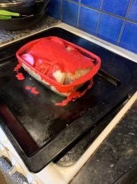 Или таки в духовку, а не в микроволновку? Стоит на противне.