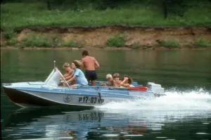 Казанка 5М3.
отличная лодочка. посмотрите как воду режет.

на фото вроде и все правильно и ясно.
лодка уже без выносного транца, и конструкцией допускается установка двух подвесных моторов суммарной мощностью до 50 л.с.
шо мы тут и видим, два "Вихрь-25" ( кто в курсе, тот поймет почему не 20 или 30 )
весла по феншую в уключинах, ходовые огни и ДУ.

но есть моменты которые мне непонятны.
почему передние пассажиры так высоко сидят? там не такие высокие сидушки идут.
ну один товарищ вообще стоит в полный рост при движении ( но при харрактеристиках лодки и ее поведении на воде, это вполне нормальное явление) и не напрягается.

ну и совсем позанудствую, почему все без жилетов?
и сам отвечу, они, жилеты, по бортам в нишах лежат, эти чудеса из пенопласта редко хто надевал, неудобные и твердые они, но в лодке всегда были. сам так делал и не раз.