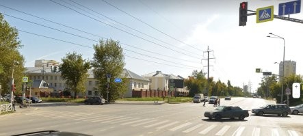 56.781076, 60.598249
Самогад ехал на такой явно красный, что его ещё и с другой стороны переехать могли.