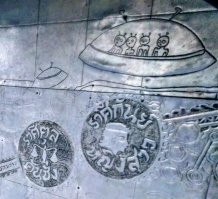 Лично мне больше всего понравился Серебряный Храм (Wat Sri Suphan) в Чанг Маи. Золотые храмы и статуи надоели, и тут такое серебряное чудо. А если походить и присмотреться, то очень оригинальная чеканка обнаруживается: чудеса света, эволюция по Дарвину, города и события истории, даже инопланетян в летающей тарелке на полу можно найти. Подсветка ночью разными цветами - чудо. Он недавно был построен - после того как первоначальный храм разрушился.
При этом вход в сам храм женщинам запрещен!